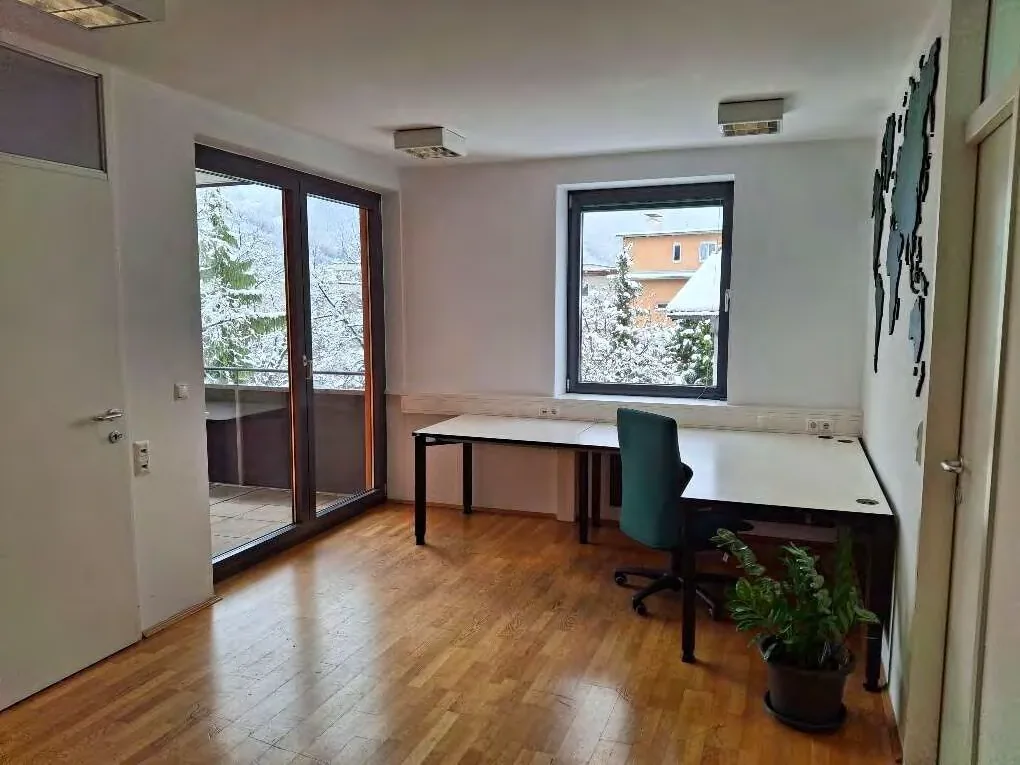 Büro – Eckbüro mit Fensterfront